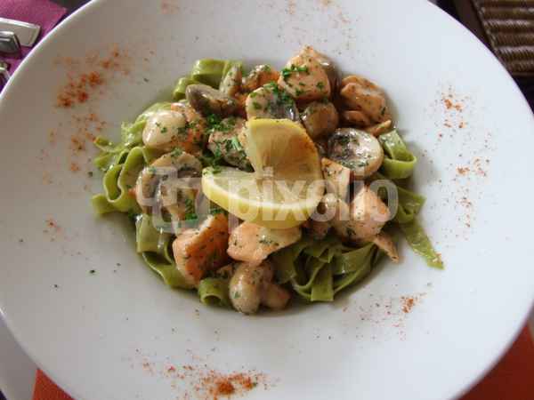grüne Bandnudeln mit Lachs und Champignons