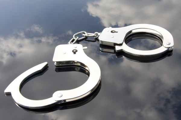 Handschellen auf schwarzem Wolkenhintergrund