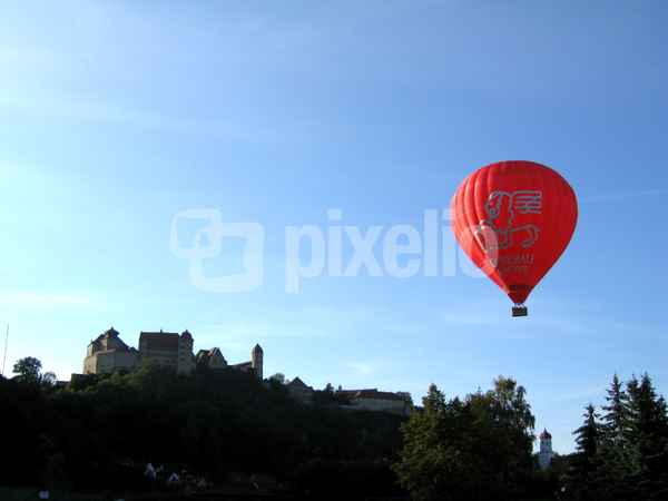 Heißluftballon vor der Harburg