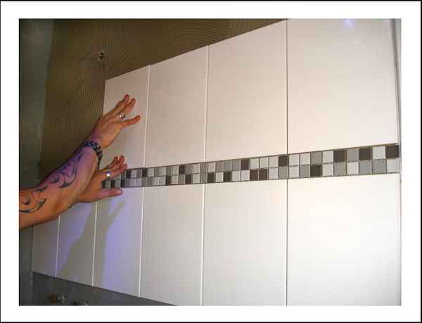 Fliesenleger bei der Arbeit