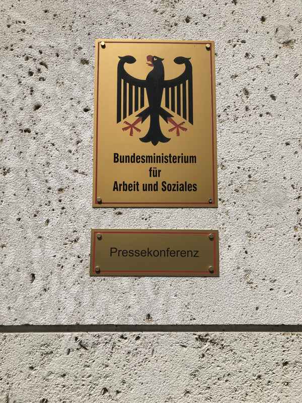 Fassadenschild: Bundesministerium für Arbeit und Soziales / Pressekonferenz / Foto: Alexander Hauk