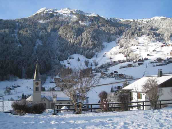 Garschurn, Blick auf Kirche und Skigebiet Silvretta Nova