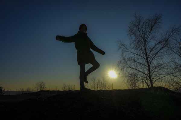 Fröhliches Kind vor der Wintersonne