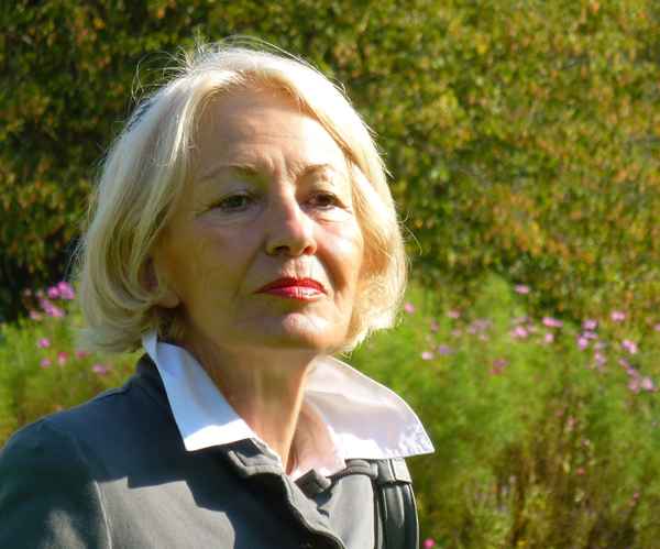 Seniorin mit Blumengarten