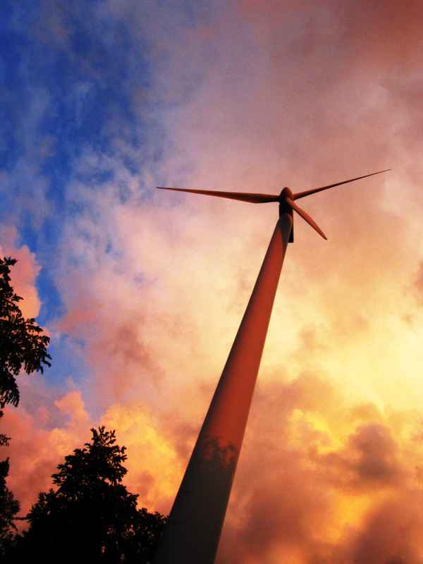 Windkraftanlage in der Abendsonne
