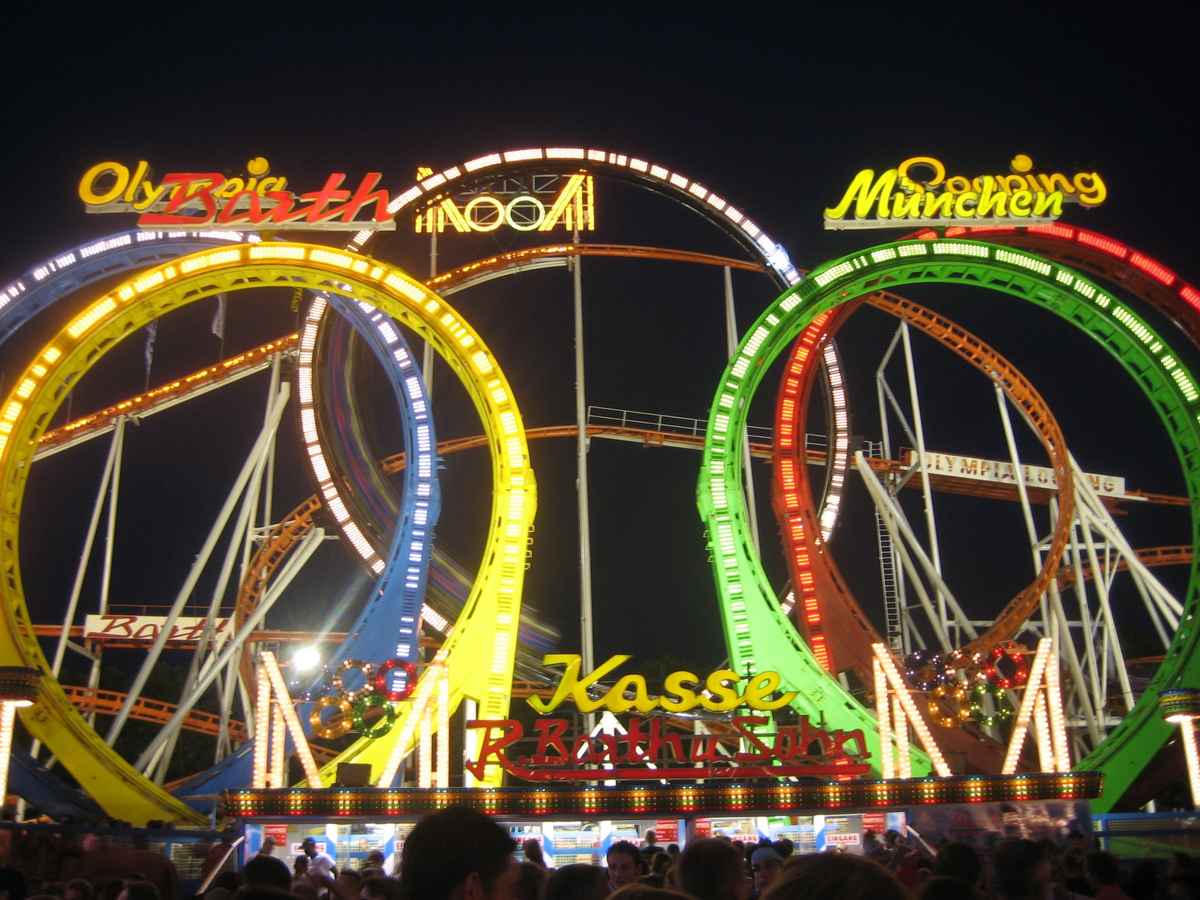 Achterbahn bei Nacht