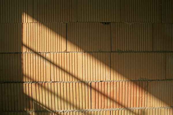 Ziegelmauer mit Schatten