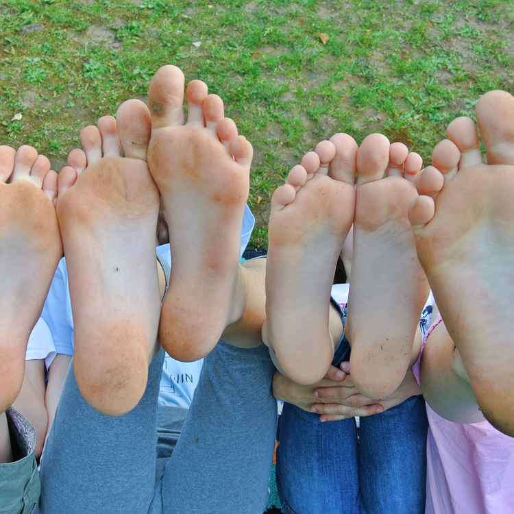 kinderfrühlingsfüße