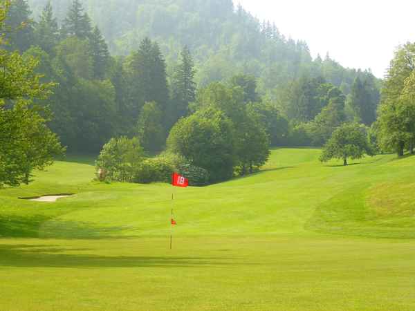 Golfplatz mit Fahne Grün 18