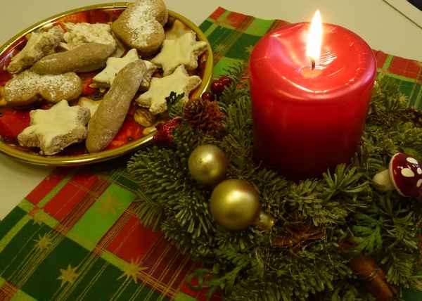 Weihnachtskerze mit Plätzchenteller
