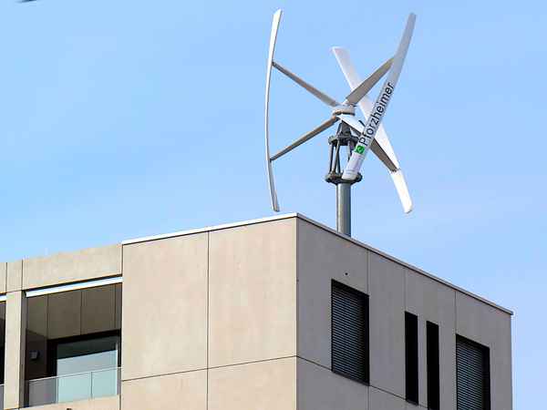 Windkraftanlage in der Stadt