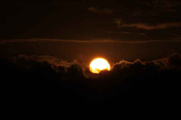 die untergehende Sonne nimmt ein Bad in den Wolken