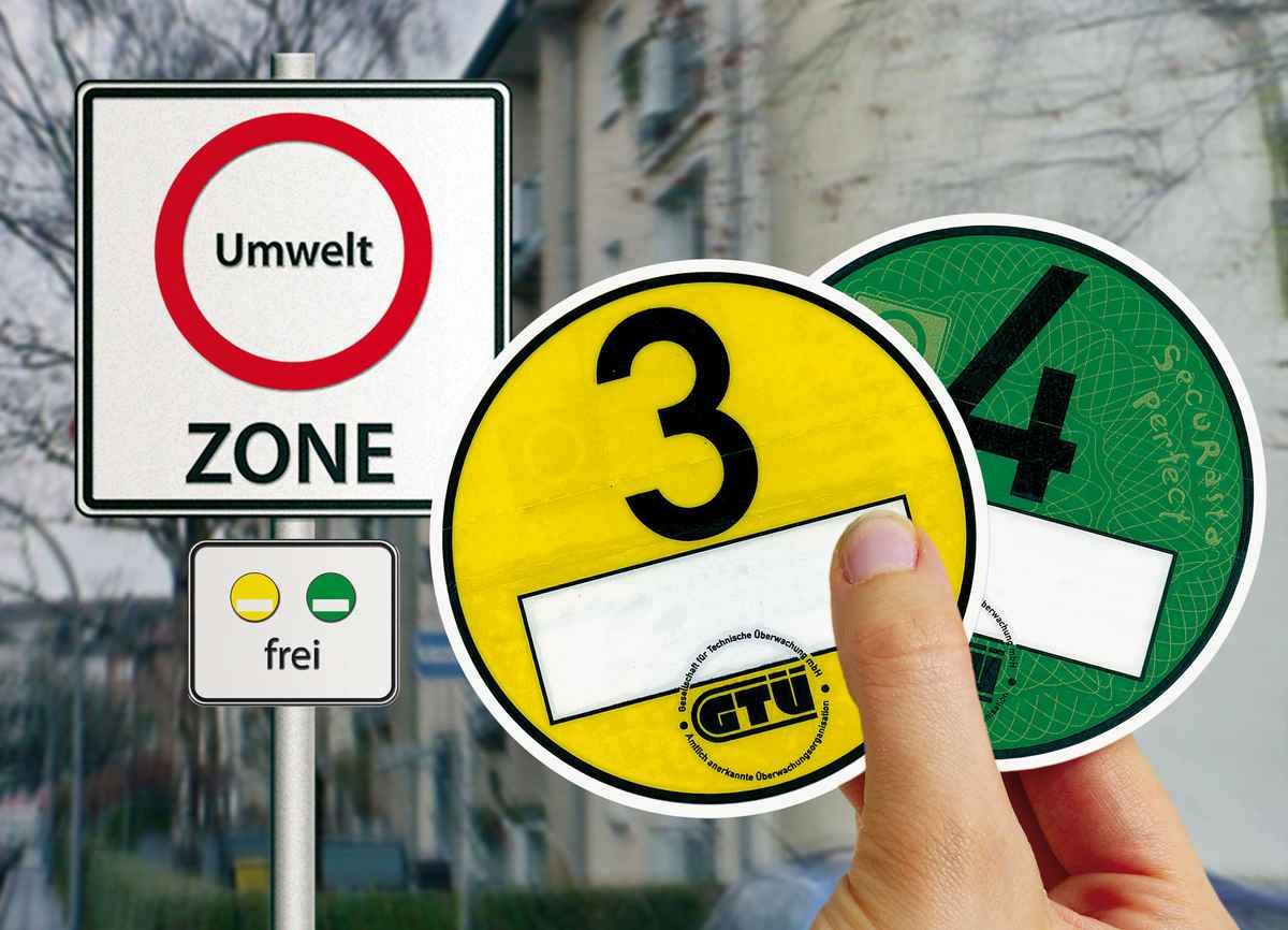 Hand mit Schadstoffplaketten