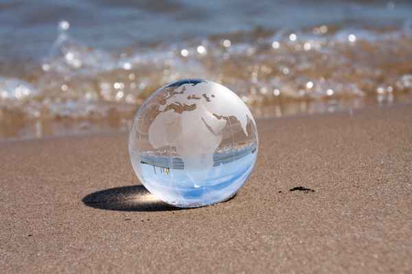 Weltkugel am Strand