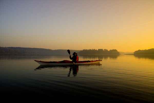Kajak im Sonnenaufgang