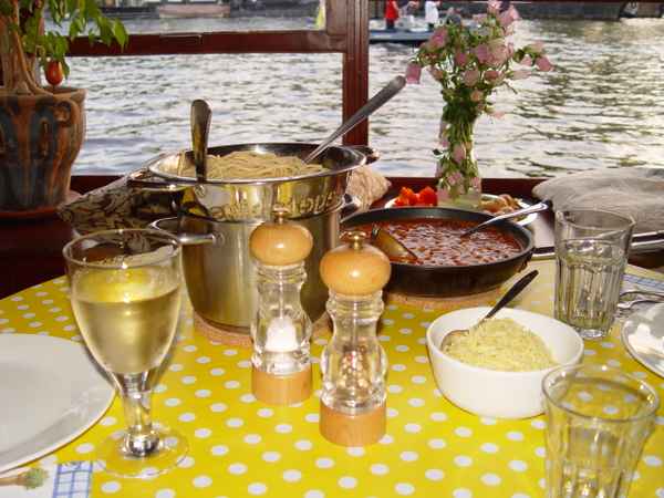Italienische Pasta auf holländischem Hausboot