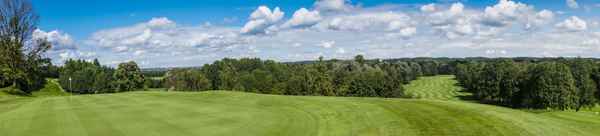 Golfplatz-Panorama blau-weiss-grün