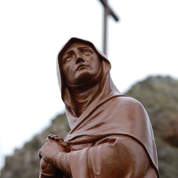 Heilige mit Kreuz im Hintergrund