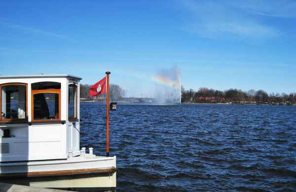 Alsterdampfer St. Georg mit Binnenalsterfontäne