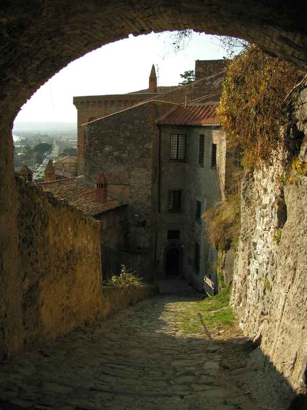 Steile Gasse in Bolsena (Toscana)