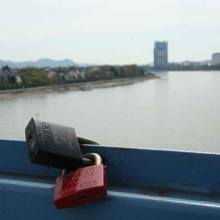 Liebesschloss mit Blick auf Bonn und das Siebengebirge