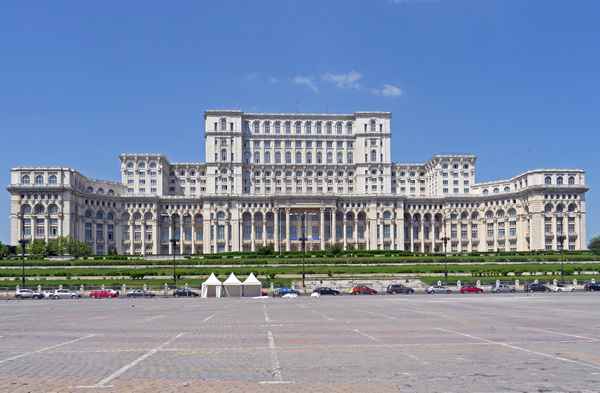 Der Parlamentspalast in Bukarest . . . .