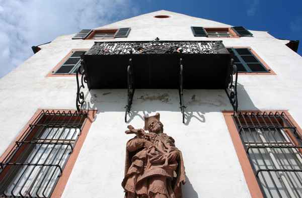 Fassade mit Schutzpatron