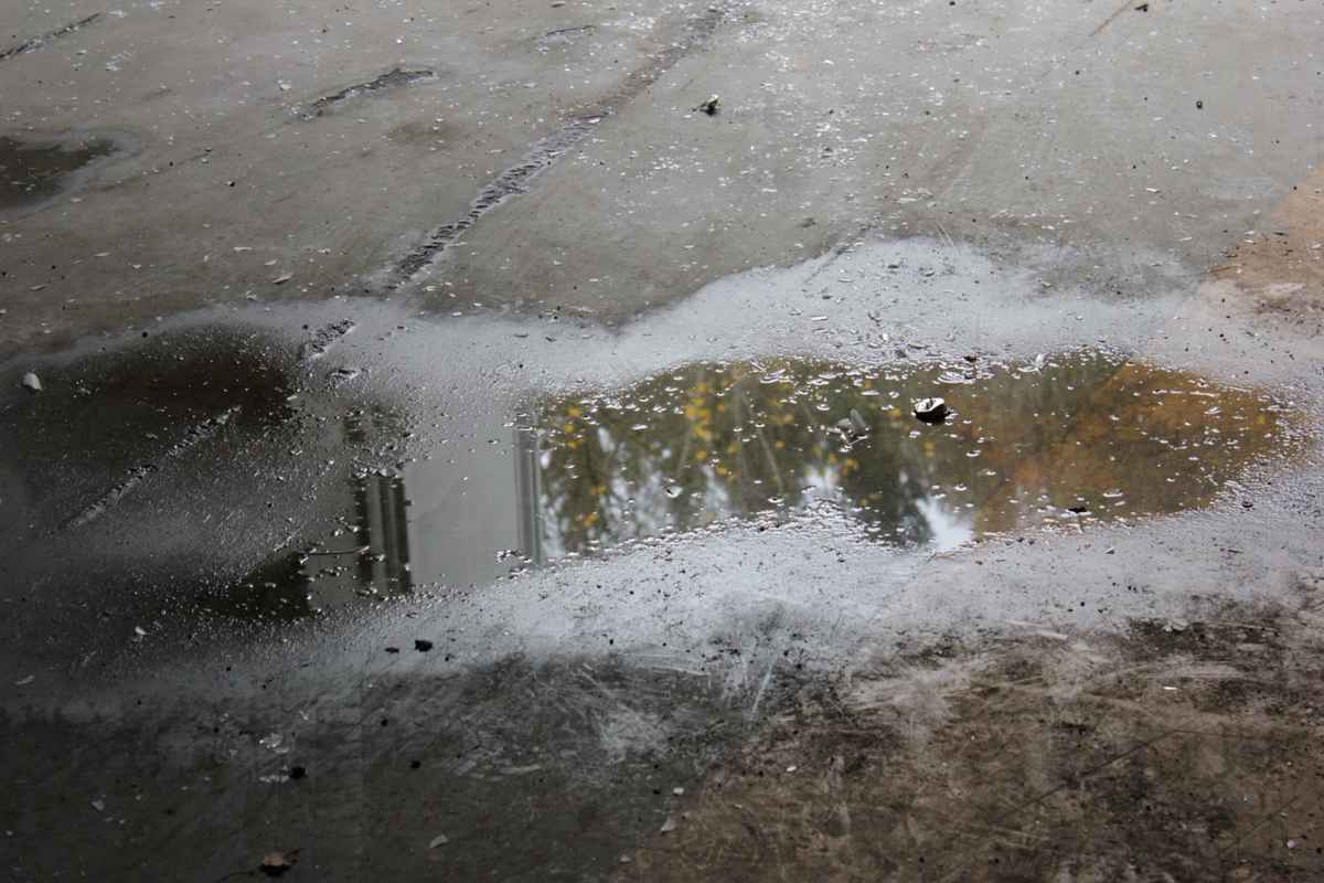 Lost place Spiegelung in Pfütze