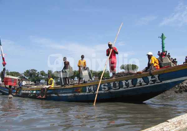 Piroge am Hafen von Conakry