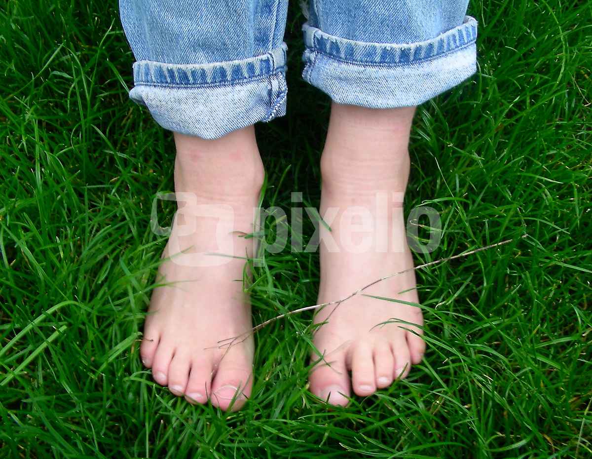 Füße Jeans Gras