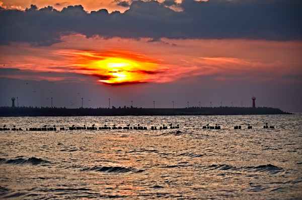Sonnenfeuer am Hafen