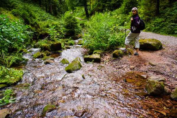 Seniorin auf dem Flößerpfad an der Kleinen Kinzig