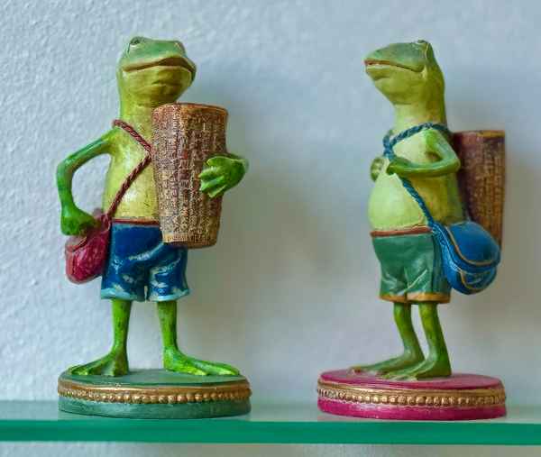 Froschfiguren mit Taschen