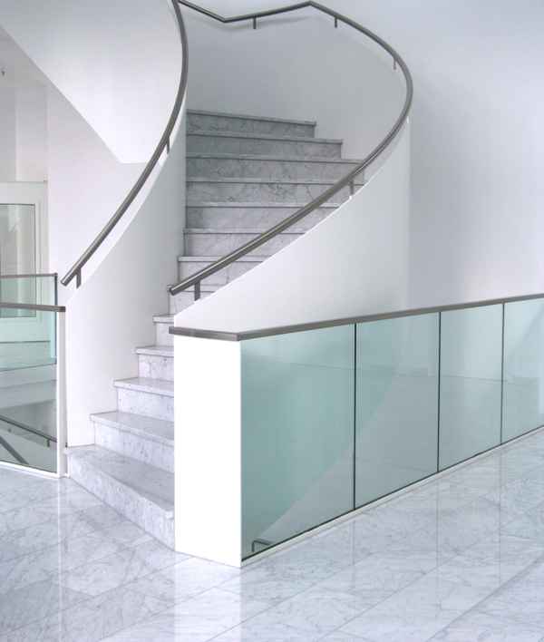 Treppenhaus Marmor und Glas_2