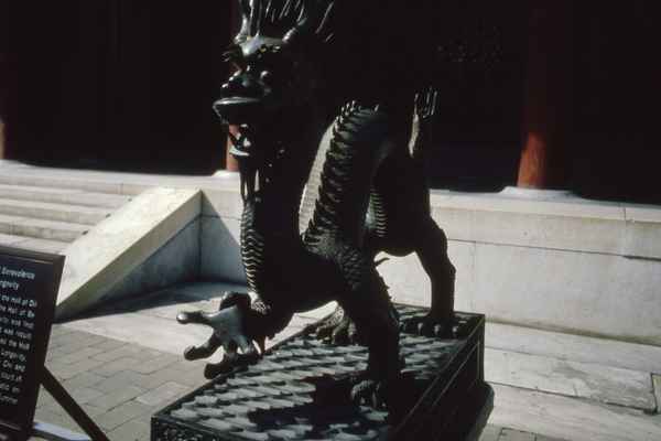 Ein Drache als Statue