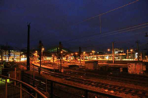 HAUPTBAHNHOF KÖLN BEI NACHT
