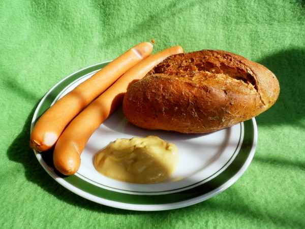 Wiener Würstchen mit Brötchen