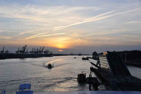 Sonnenuntergang im Hafen Hamburg