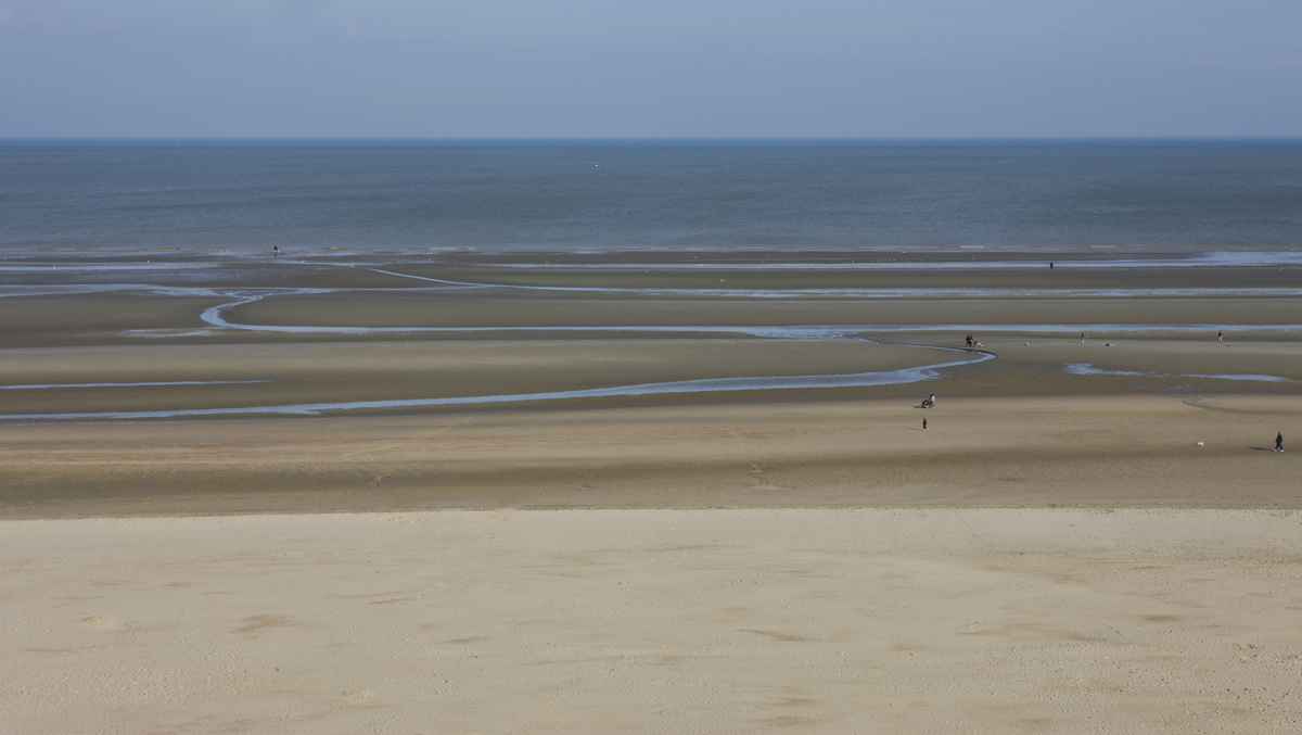 Der Strand in Oostduinkerke Belgien bei Ebbe