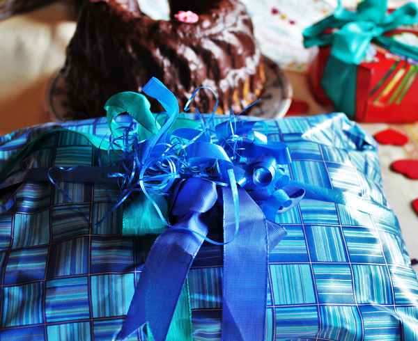 Geburtstag! Geburtstagstisch mit Geburtstagsgeschenken