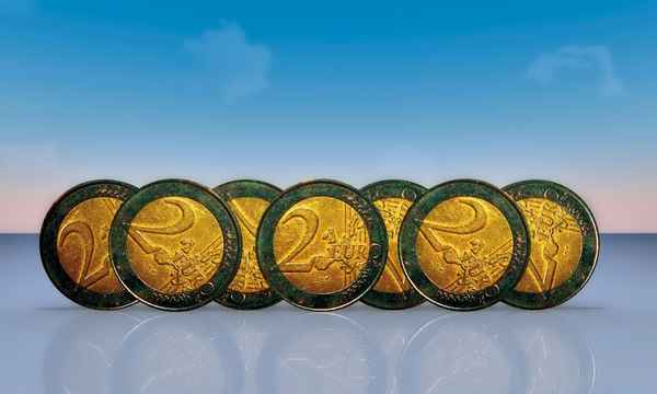 Euromünzen stehend mit Himmel