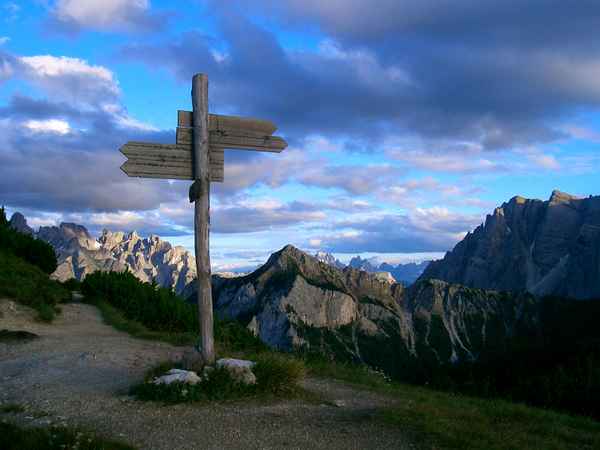 Wegweiser im Gebirge