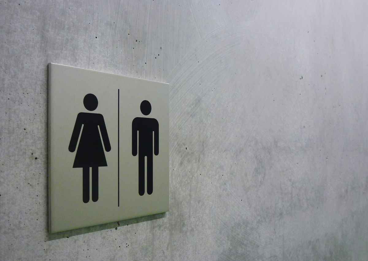 Betonwand mit WC-Schild