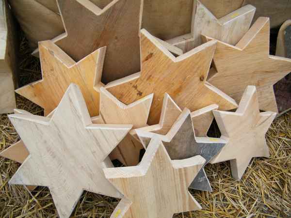 Holzsterne zur Weihnachtszeit