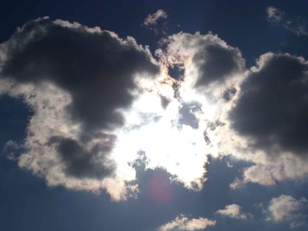 Himmel hinter Wolken