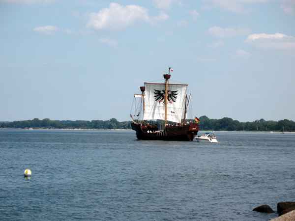 Travemünde Lisa von Lübeck mit Segeln seitlich