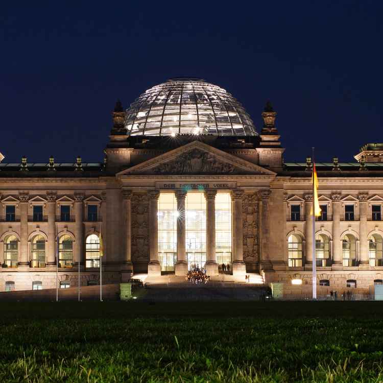 Der Deutsche Bundestag / Reichstag in Berlin bei Nacht