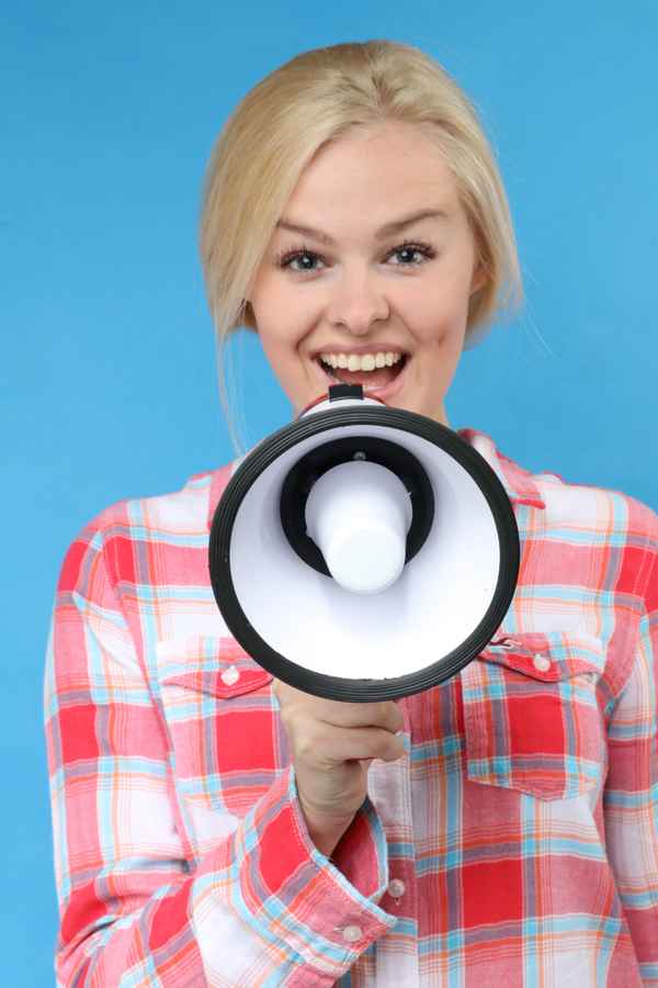 Frau mit Megaphon