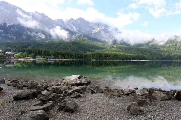 Eibseehotel mit Zugspitze in Wolken