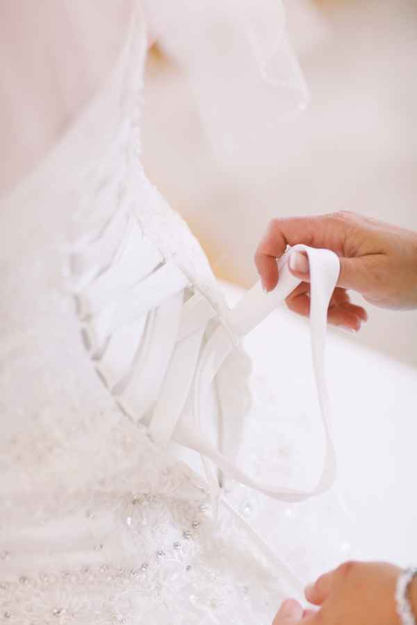 Brautkleid schnüren